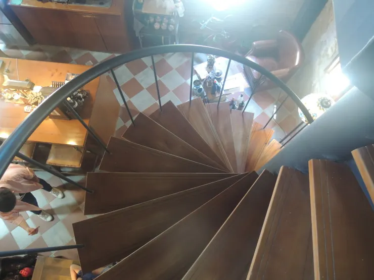 凡咖啡的迴旋梯很有意思