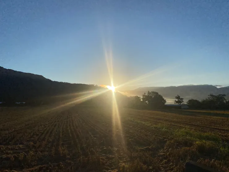 5:39，光芒四射，突破山巒的遮蔽