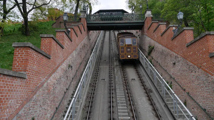 裡面坐的都是有錢人(誤，我只是想說用走的其實很快啦