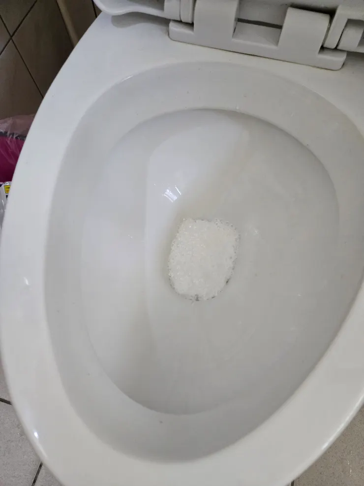 外圈有一點黃黃的