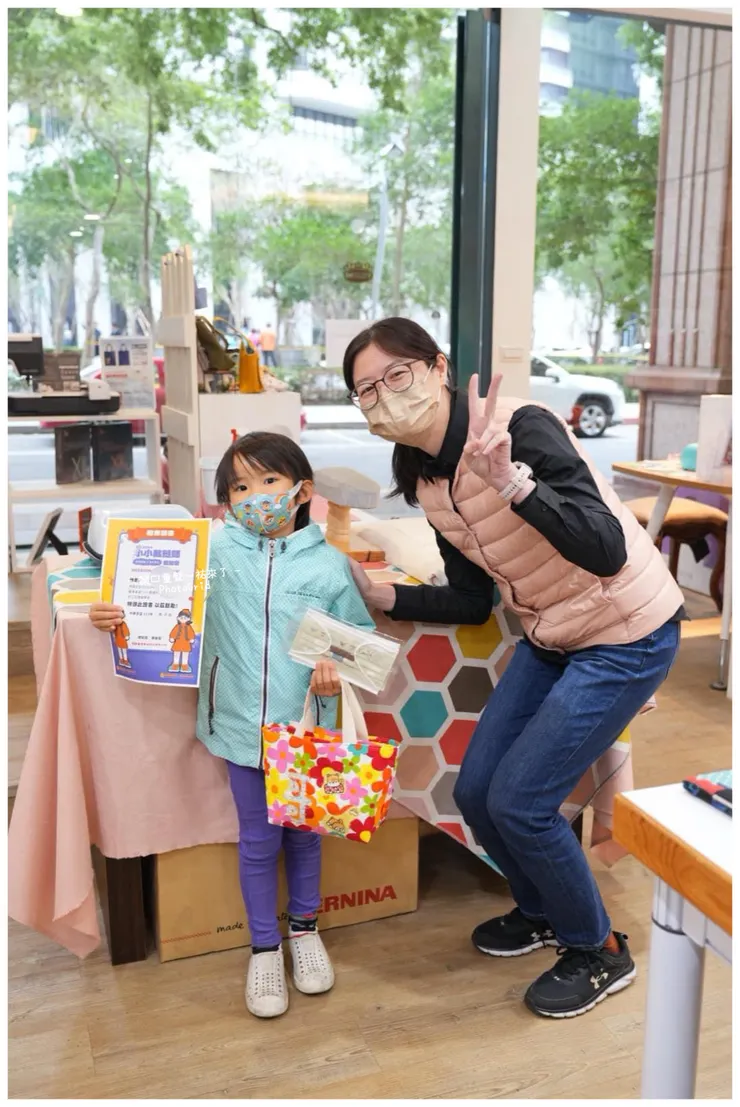 頒發小小裁縫師證書~全身都是「名牌」。〔2024冬令營〕