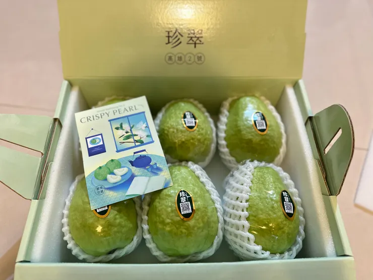 挽菓子獨賣的珍翠芭樂，一顆100元，是台灣新品種，甜脆好吃，適合拿來送禮