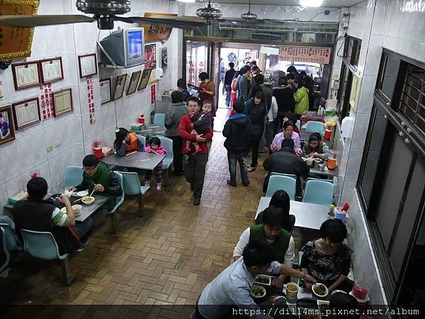 有冷氣開放，但是還是挺熱