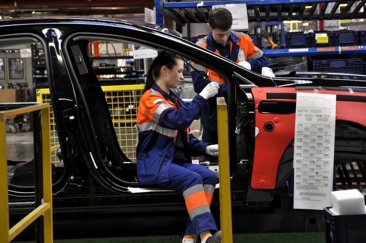 車廠總裝線、工人與機器同時作業（careta.info）