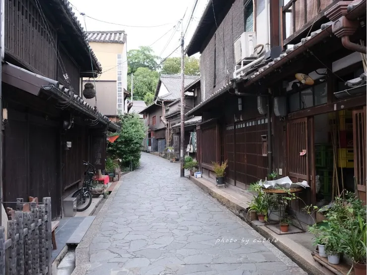 鞆之浦的街道具有江戶時代的懷舊風格，漫步其中感受小鎮的魅力