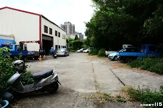 工廠前的路線也很明顯(往台泥方向拍)