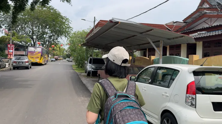 只有觀光客會在豔陽下走路