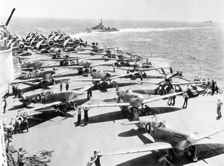 1945年，艦隊航空兵「復仇者式」、「海火式」和「螢火蟲」戰鬥機在「怨仇號」上起飛前進行發動機預熱