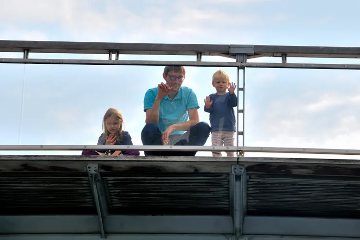 【錯覺走進教科書忽見人舉手揮舞！從船上看橋、岸的人也頗有意思。】