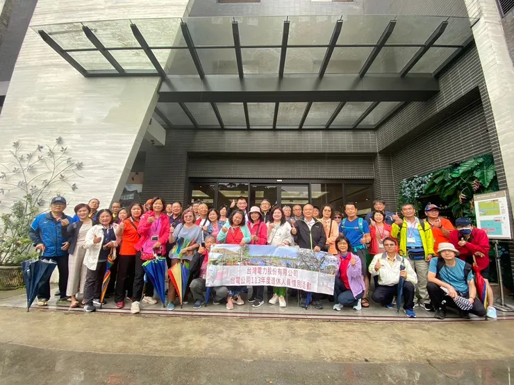 【雅聞玫瑰園喇叭叫賣高亢 戶外靜拍雨後花瓣帶水珠。這棟堂皇的建築,裡面充斥著叫賣聲。】