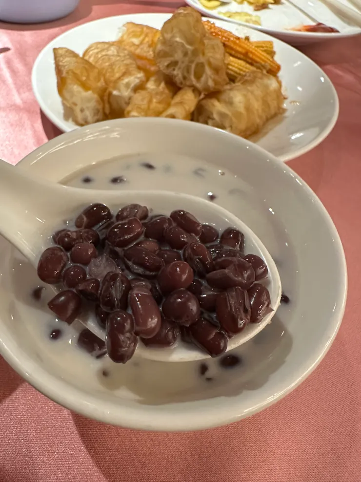 沒有什麼事情是一碗紅豆牛奶湯配油條不能解決的；當然只限我們這種凡夫俗子