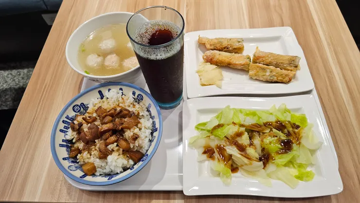 這是松山機場周氏蝦捲賣的1號套餐!280元有點貴但是很好吃!