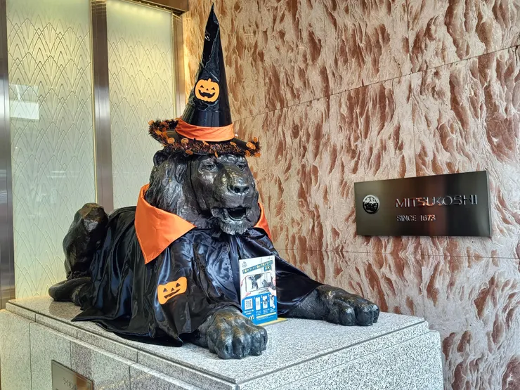 知名百貨公司獅子雕像也換上應景裝扮(地點：仙台)