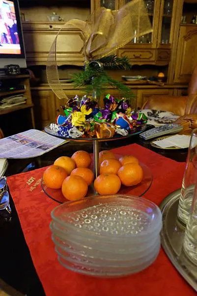 這是餐前 (後) 食用的小點心，巧克力跟柑橘。