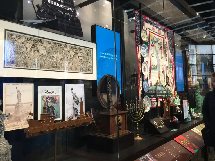 博物館內展示許多藝術品、紀念品和非常具有歷史文化價值的文物