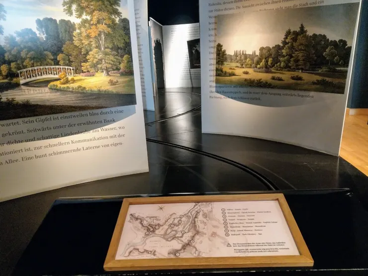 令人印象深刻的設施，搭著一輛類似電影座椅的車子，沿著單軌軌道，以8字形環繞一圈