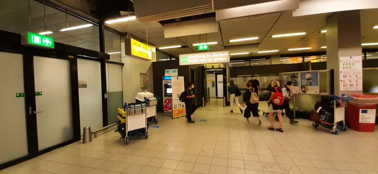 最終找了右邊的職員