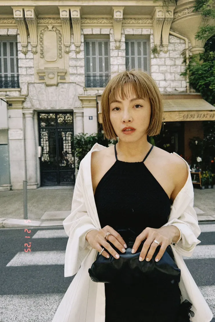 演員張允曦搭配 Sparkle 星火流蘇耳環 及 Tyche 湧浪開口戒