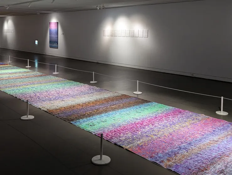 積吶虹光〈青天白日滿地虹：潮間帶的對話〉2018年，壓克力顏料、宣紙，1255×188 cm。在潮間帶的呼吸裡，紙成為宇宙的界面。後人類的和平，不靠科技，而靠 光譜的透明度。文明的契約，被重新書寫在一張能容納一切的紙上。 