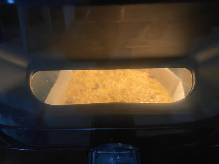 氣炸鍋正在烤蛋糕，因為沒有烤盤所以利用烘培紙替代，也是一種權宜作法