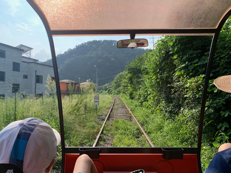 女兒和外子坐在前面。