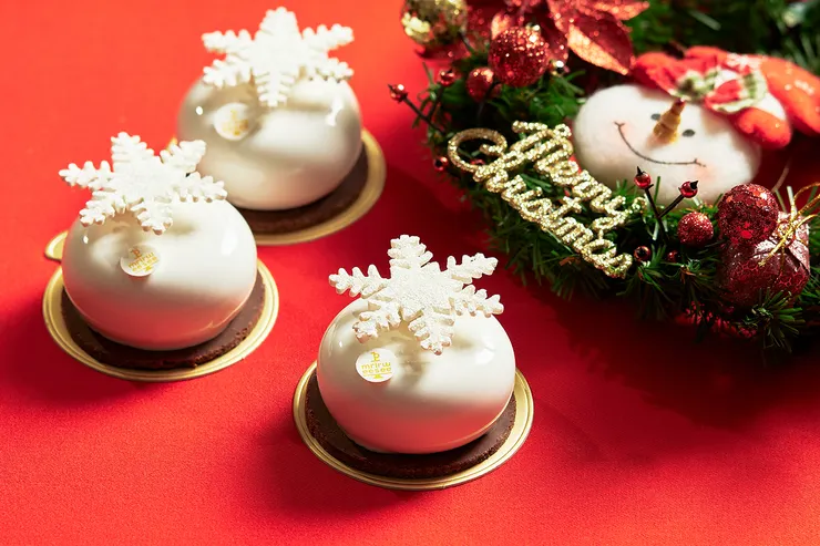 「榛果花圈」則以榛果慕斯與脆片飾以雪花細節，象徵冬季的溫暖祝福。