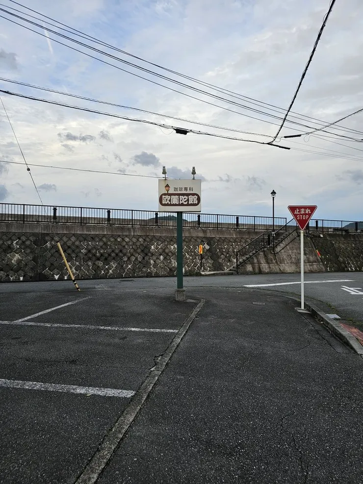 走約10分鐘後再轉彎到河邊就能看到招牌