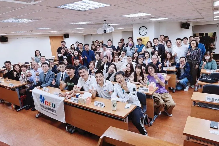 新北市工業會新世代傳承聯誼會 蔡尚澄會長 (前排左五) 力邀 潘偉亷首席顧問 (前排右五) 針對「創業與接班：千萬別做的事」為來賓分析現實挑戰。新北市工業會新世代傳承聯誼會/提供