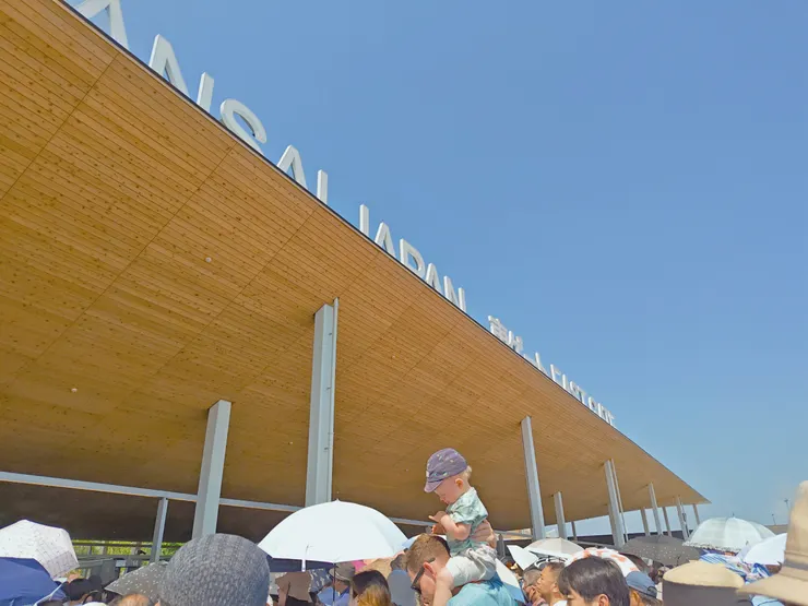 東側閘口前排隊中