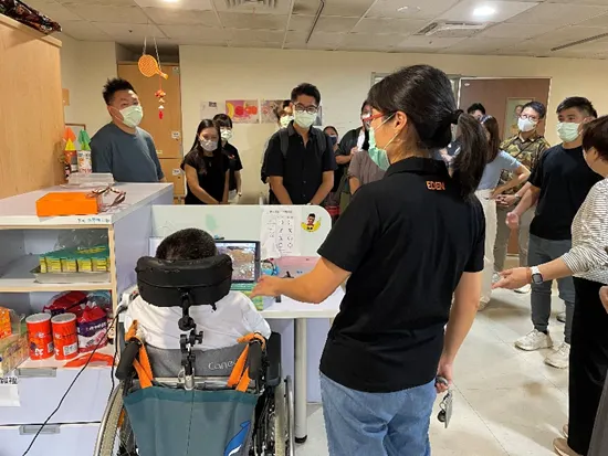 透過走動,了解服務使用者的日常生活。