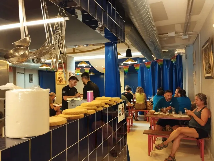 偷拍店內小哥,阿不是,是給大家看餐廳內部啦~