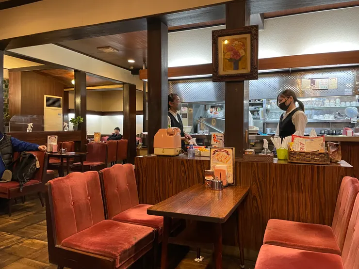 酒紅色的絨毛座椅搭配深木色的裝潢,非常復古