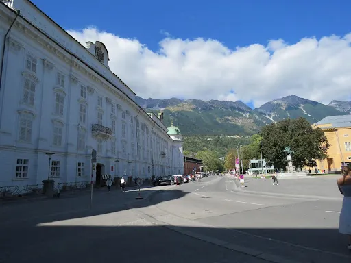 因斯布魯克皇宮一側