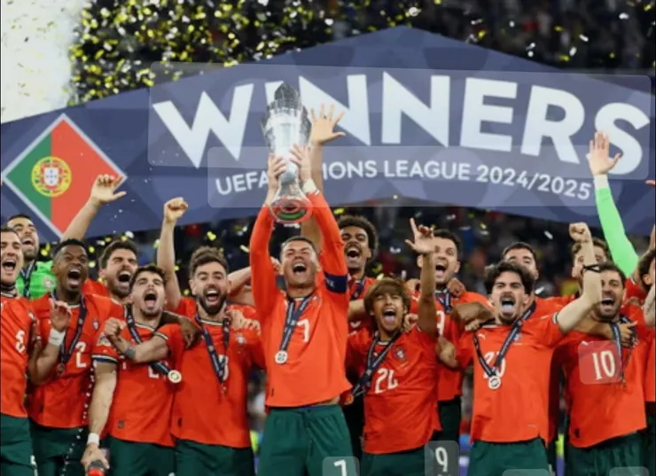 C.朗拿度以隊長身分高舉歐國聯冠軍獎盃