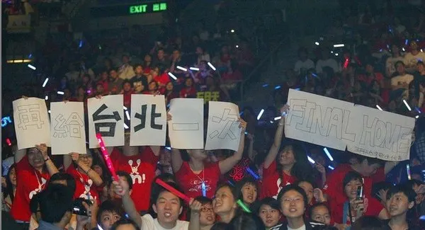 Final Home當我們混在一起舉牌照 (小月提供)