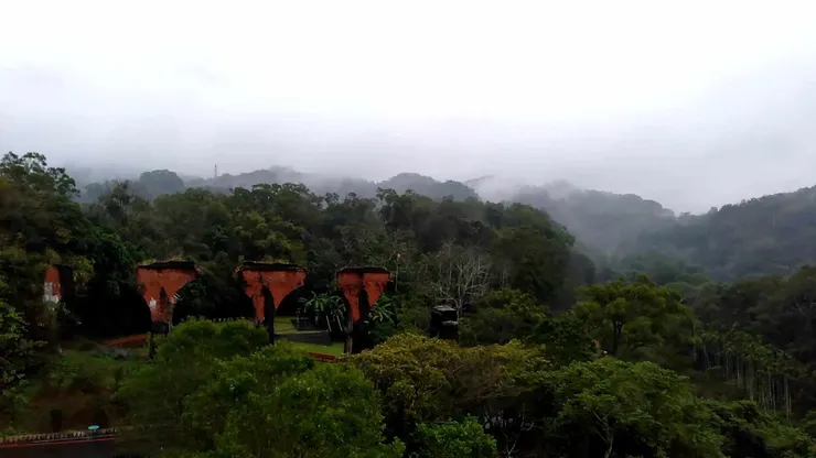 煙雨朦朧中的龍騰斷橋別有一番風情