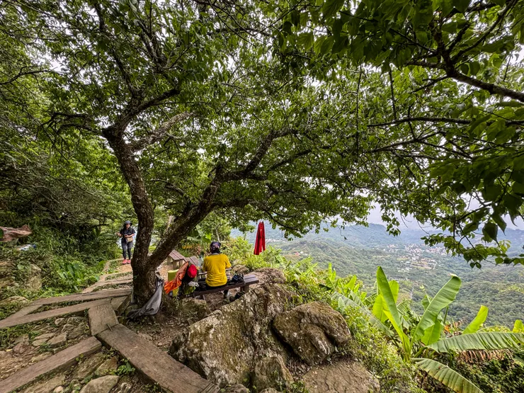 7點多己有山友正泡茶賞景中,真讓人羨慕~~
