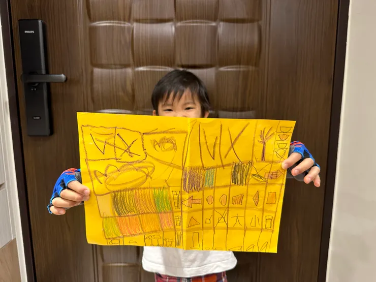 弟弟在日常裡因為分分秒秒跟祐哥哥生活，五歲時自己畫的溝通板創意(他說要給哥哥使用)。