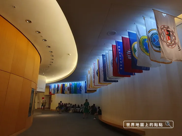 展廳外懸掛各個原住民族群的代表旗幟