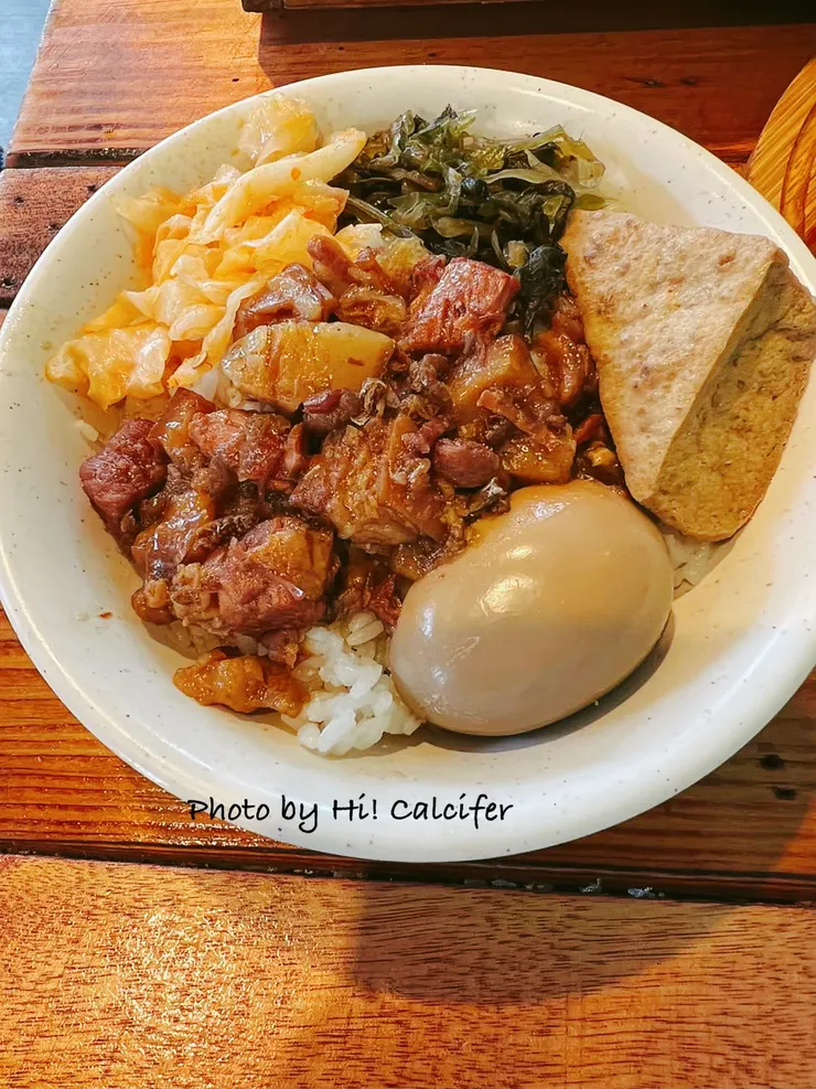 招牌滷肉飯$50 - 單價看似有點高，但除了肥瘦相宜的滷肉之外，還用心搭配了辣泡菜、酸菜、油豆腐及滷蛋，配料整個滿滿，滷肉入味，辣泡菜跟酸菜也都在水準之上