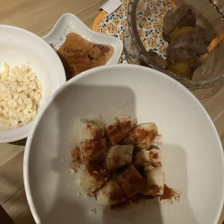 某天的晚餐。蒜頭辣粉楓糖漿的組合，不管是香蕉或是地瓜都很搭配唷！（圖片來源：辰心）