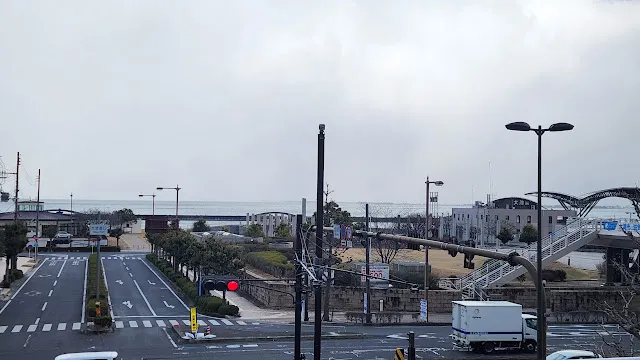 行經的天橋可以遠眺琵琶湖，不過風真的很大