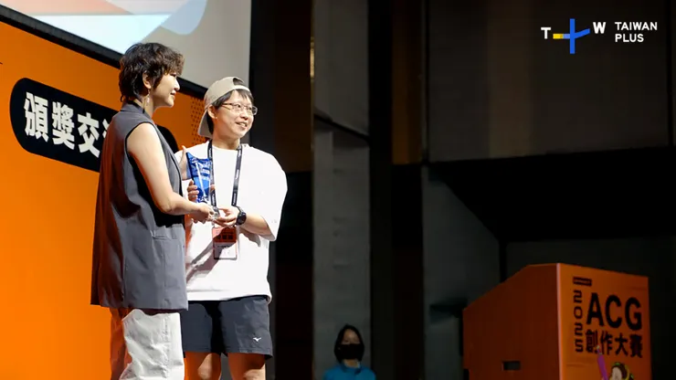 漫畫家阿茶榮獲巴哈姆特ACG創作大賽漫畫組最佳劇情獎的瞬間。