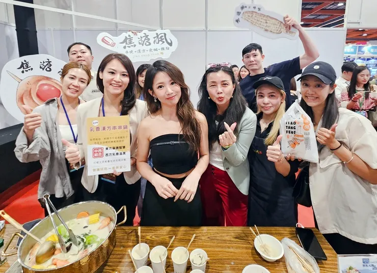 圖說：焦糖楓跨界玩創意，將鮮乳的奶香結合獨家漢方特色推出「乳香漢方串串鍋」，郭書瑤大讚：「是意想不到的驚艷風味。」（資料來源：焦糖楓）