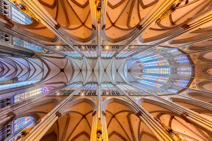https://loiclagarde.com/fr/cologne-et-sa-cathedrale-le-kolner-dom/ 裡面金碧輝煌