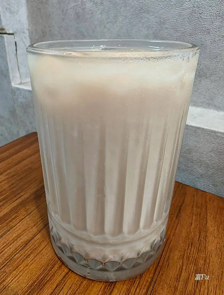 飲料大杯。是真大杯! 照片看起來又更大杯了XD，不過我覺得喝起來味道一般