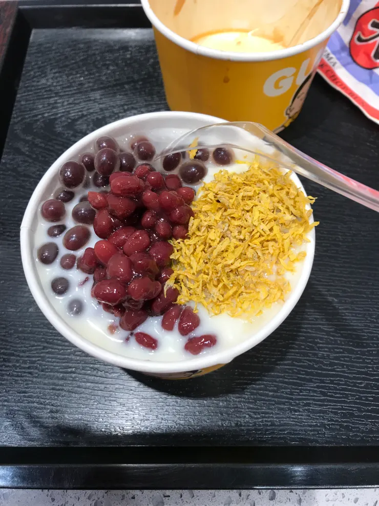 我記得這碗是豆腐花，上面有數款很吸引的配料。黃色的桂花甜甜的，而暗紅色像珍珠的東西咬下去會爆開。有點可惜的沒手拍下那杯巨型的抹茶雪糕。