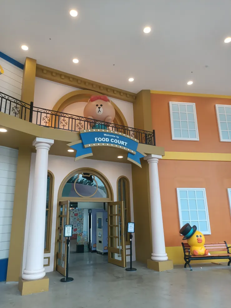 餐廳入口處，即便沒有先進去展區，也可以先到主題餐廳出東西、休息~