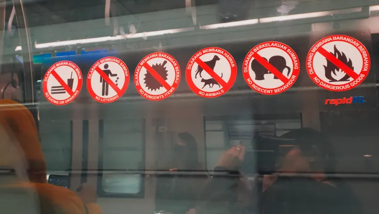 馬來西亞大眾運輸上的警告標語。沒想到我竟然留著。