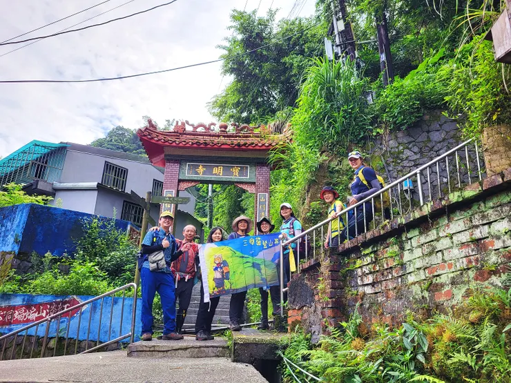 ▲搭1126區間車至三坑火車站，步行至寶明寺牌樓左轉，8:20由紅淡山步道口起登。